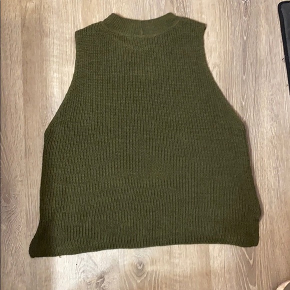 Green Sleeveless Blouse - Picture 2 of 5